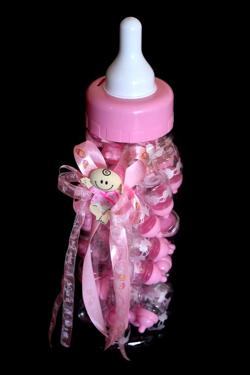 בקבוק תינוק ענק עם בקבוקים קטנים